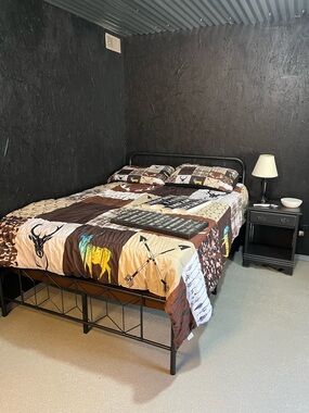 EUC NICE FULL SIZE COMFORTER SET WITH MATCHING PILLOW CASES